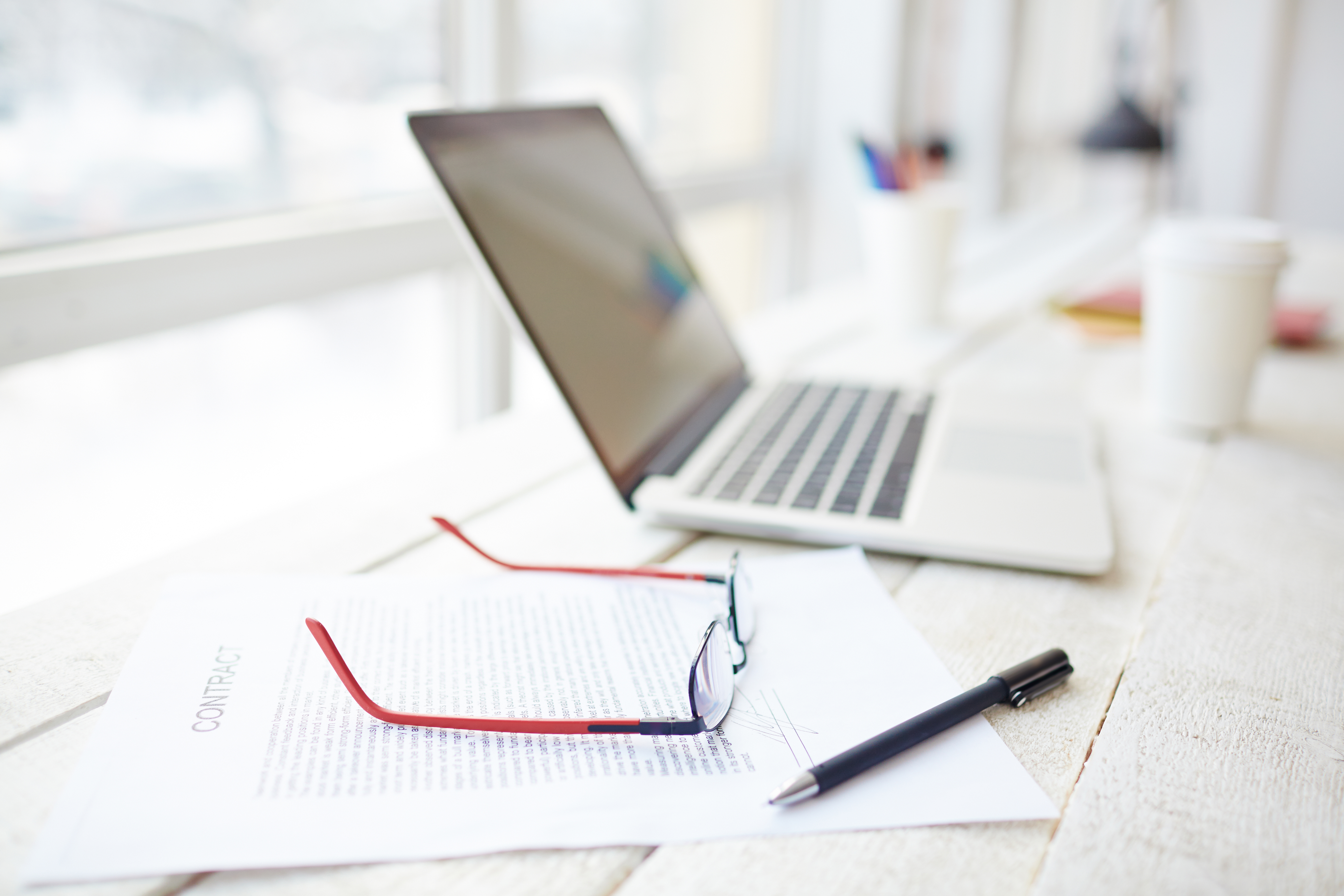 Sicherheitsrelevante Dokumente und Laptop am Arbeitsplatz