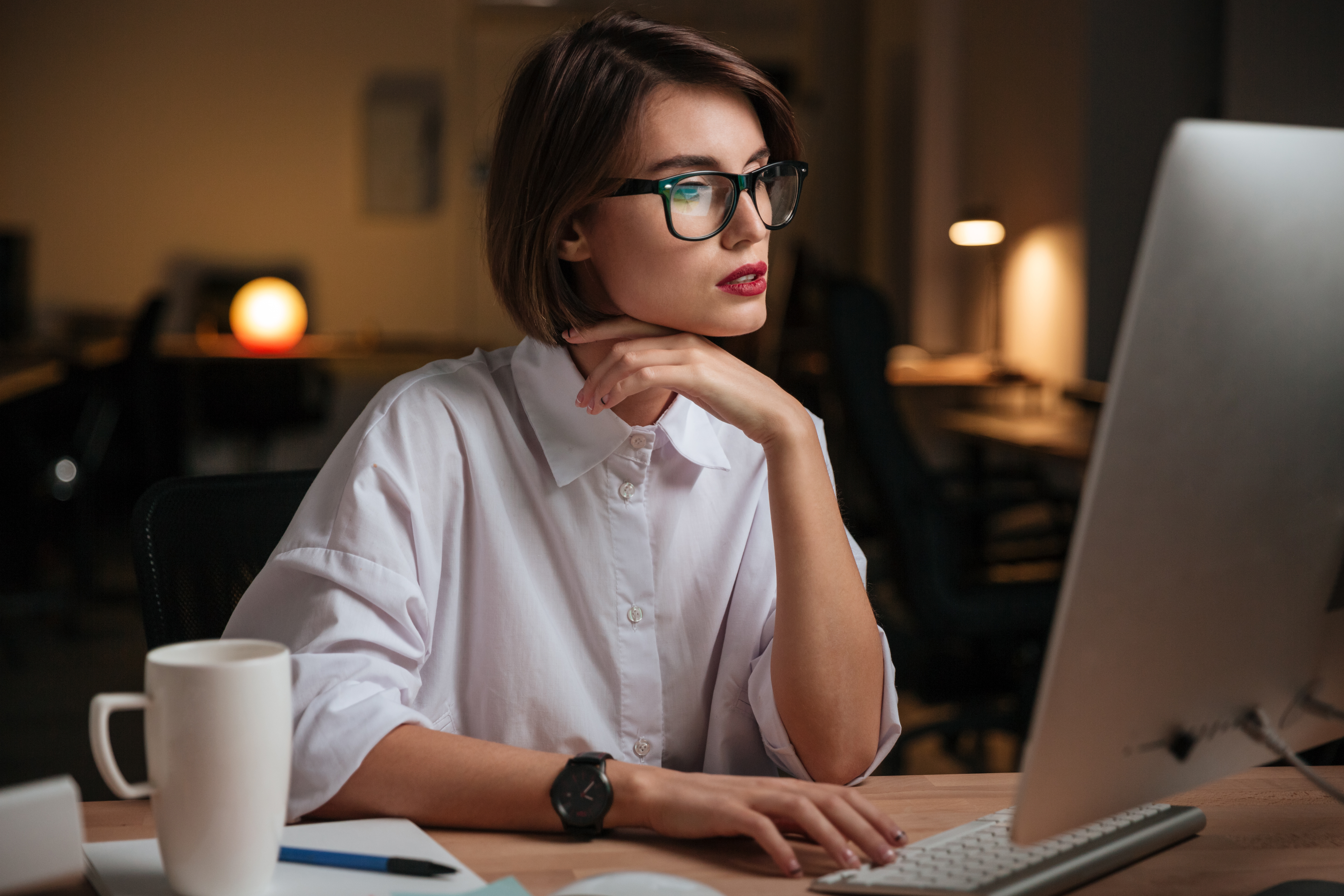 IT-Administrator verwaltet Geräte über Microsoft Intune